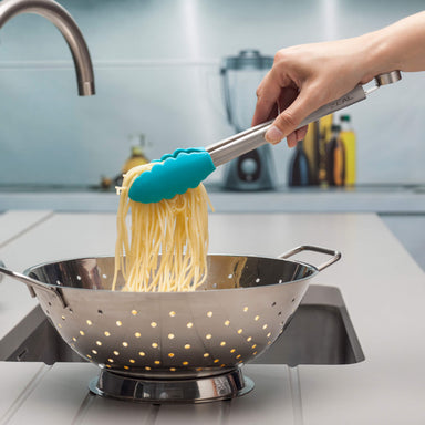 Using a Zeal Silicone Cook’s Tong to drain pasta
